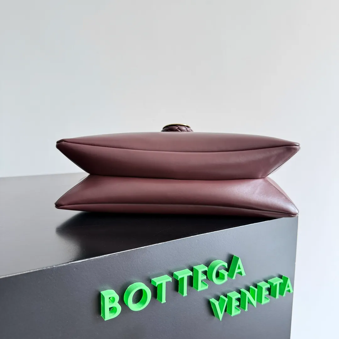 Batch 1520 Inspired by the 1970s, the Bottega Veneta women's logo shoulder bag has a smooth leather surface that brings a clean and handsome feel, just like the neatness and tenacity of a working woman. The front buckle has high-quality hardware pendant body, the overall retro elegance, and the excellent leather feels soft. This Bottega Veneta series can be described as beautiful, weakening the complexity of the outfit, not competing for it, and only using the best quality to interpret itself. Style number: 806030 (small size) Size: 27*16*6cm
